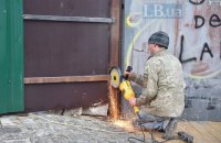 "Київблагоустрій" почав демонтаж паркану на будівництві готелю на Андріївському узвозі
