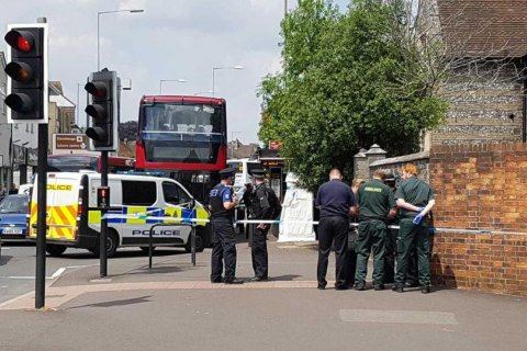 Британська поліція перекрила дорогу через чоловіка, який знепритомнів