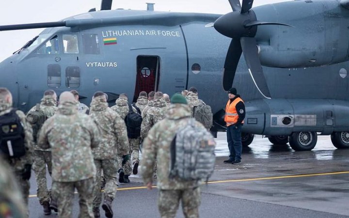 ​18 інструкторів литовської армії вилетіли до Великої Британії навчати українських військових