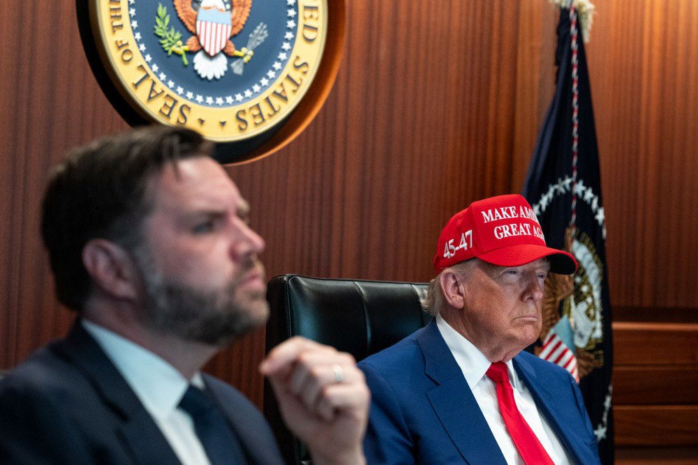 Президент США Дональд Трамп звертається до нації після ударів США по ядерних об'єктах Ірану, державний секретар США Марко Рубіо ліворуч, Вашингтон, 21 червня 2025 р.