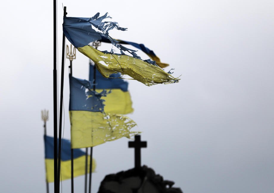 Прострілені прапори майорять у Чернігові (уже після розблокування міста), 6 квітня 2022 р.