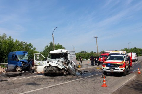 На автодороге Житомир-Черновцы при столкновении двух микроавтобусов погибли три человека