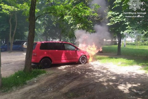 Во Львове из-за жары загорелись два автомобиля 