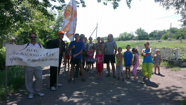 Голованевск, хода. Люди просят поддержать их акцию протеста против закрытия школы