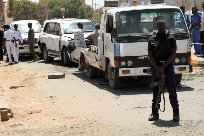 Полиция на месте подрыва кортежа премьер-министра Абдаллы Хамдука в Хартуме, Судан, 9 марта 2020.