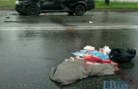 В Киеве водитель в результате ДТП вылетел из машины на дорогу
