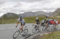 Во Франции задержали женщину, из-за плаката которой попадали велосипедисты Tour de France 