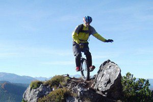 Австрийский экстремал пересек Альпы на одноколесном велосипеде