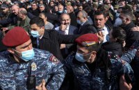 У Єревані протестувальники заблокували будівлю парламенту