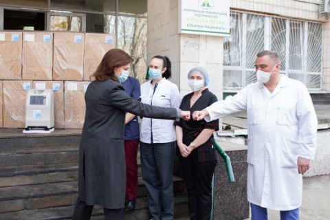 Марина Порошенко передала 18 кисневих концентраторів у лікарні Києва
