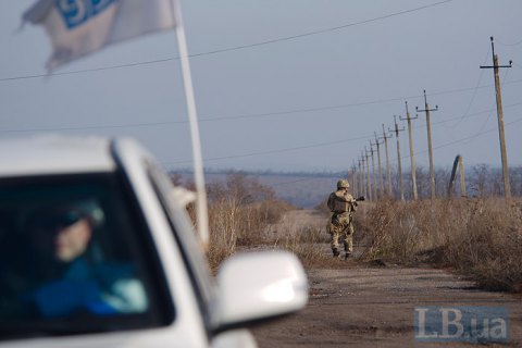 Перед российскими танками в Луганской области оккупанты выставили автомобили с символикой ОБСЕ