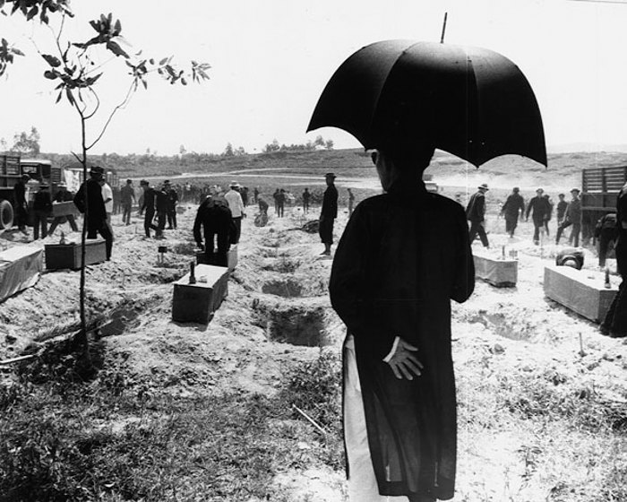  Поховання 300 неопізнаних жертв комуністичної окупації Хюе в 1968 році.