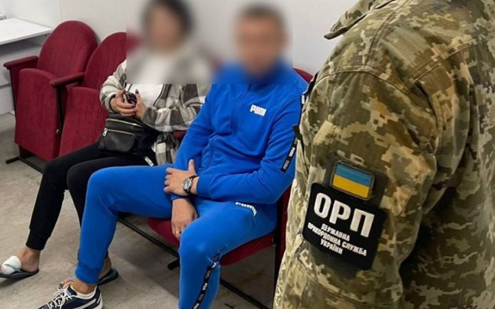 ​​Теща із зятем намагалися виїхати з країни під виглядом "молодят"