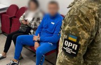 ​​Теща із зятем намагалися виїхати з країни під виглядом "молодят"