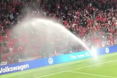 На матче квалифая Евро-2020 с участием чемпионов мира мощная струя воды окатила болельщиков