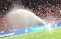 На матче квалифая Евро-2020 с участием чемпионов мира мощная струя воды окатила болельщиков