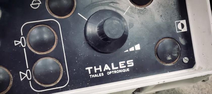 Скріни відео з Бучі, на яких видно, що французька компанія Thales постачала росії свої тепловізори Catherine FC для БМД-4М.