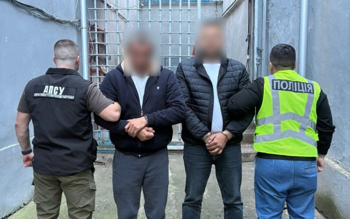 На Прикарпатті викрили канал переправлення нелегалів з України: у сховках автобусів