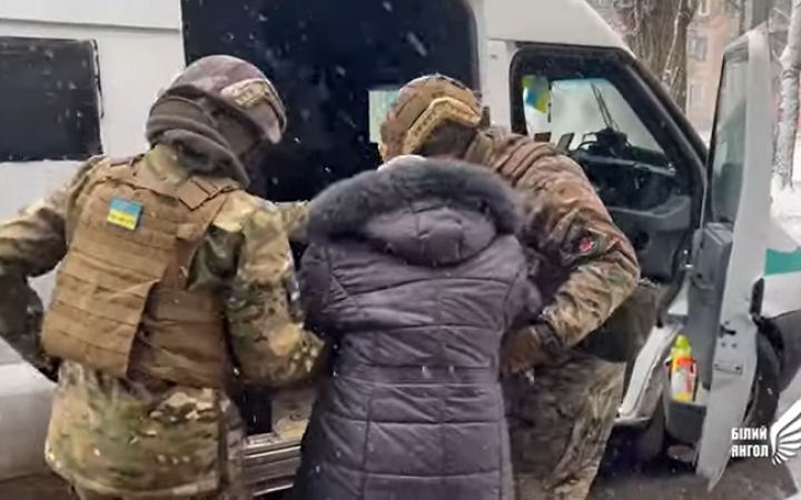 Поліцейські показали відео евакуації людей з Авдіївки
