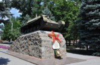 У Мелітополі росіяни вкрали танк-пам’ятник для реставрації і відправки на фронт