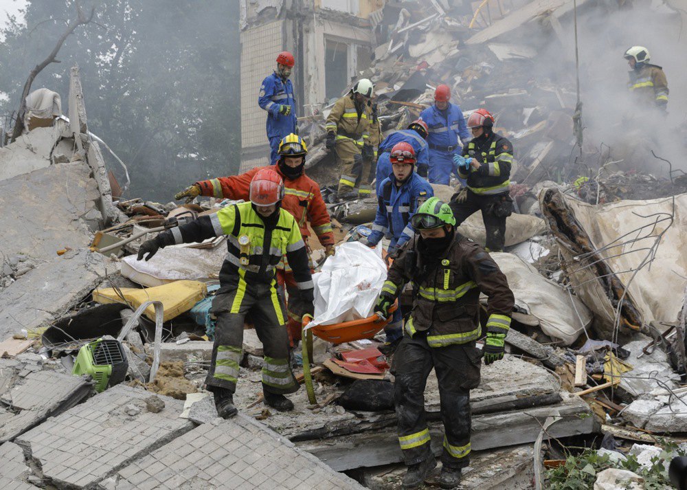 Рятувальники працюють на місці атаки на Київ 31 липня