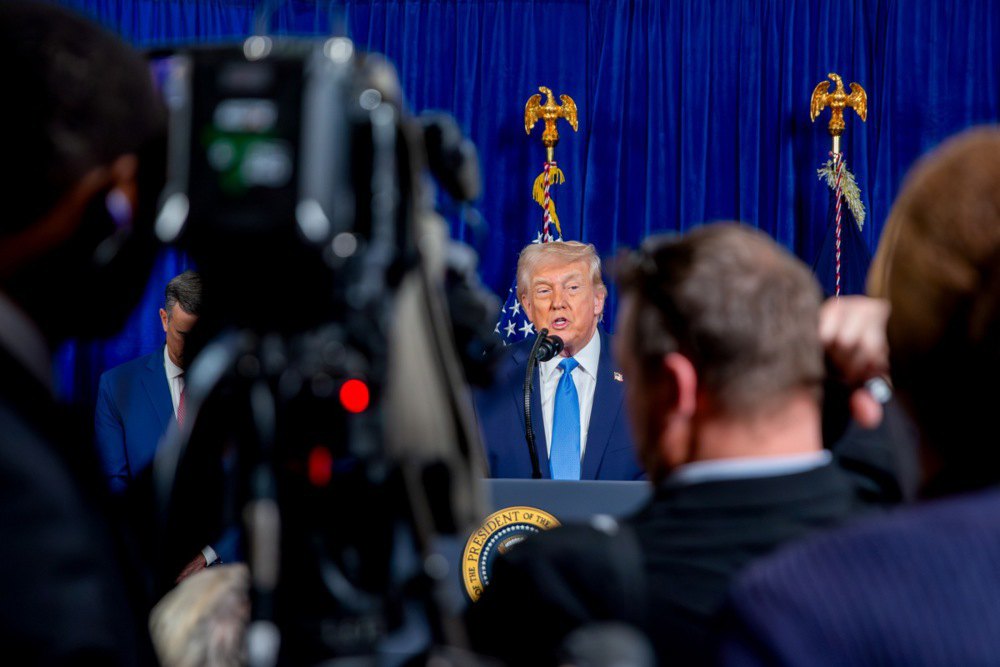  Президент США Дональд Трамп виступає під час пресконференції в клубі <i>Mar-a-Lago</i> в Палм-Біч, Флорида, США, 3 січня 2026
року, в день захоплення&nbsp;президента Венесуели Ніколаса Мадуро.