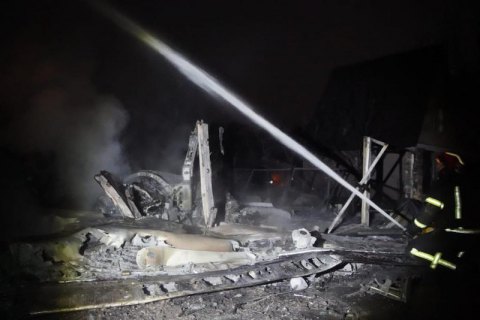У Києві на будинок впали фрагменти літака