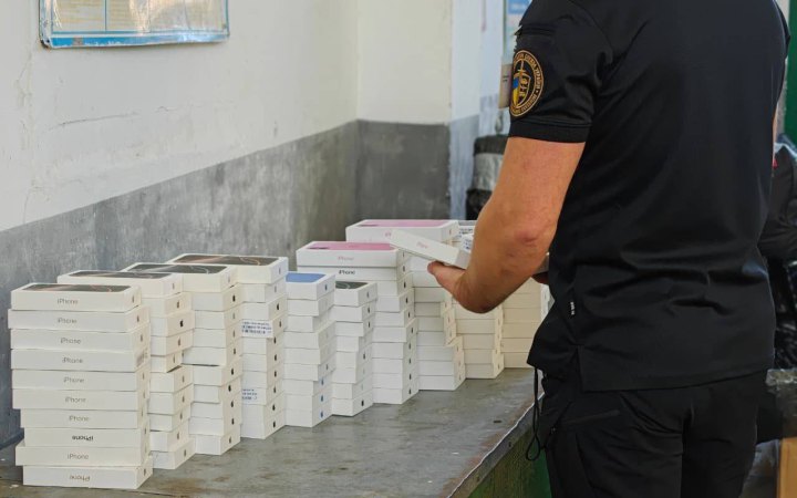 Айфонів на 6 млн грн виявили митники у двох автомобілях на кордоні із Польщею