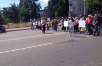 Владельцы киосков перекрыли трассу возле метро "Васильковская"