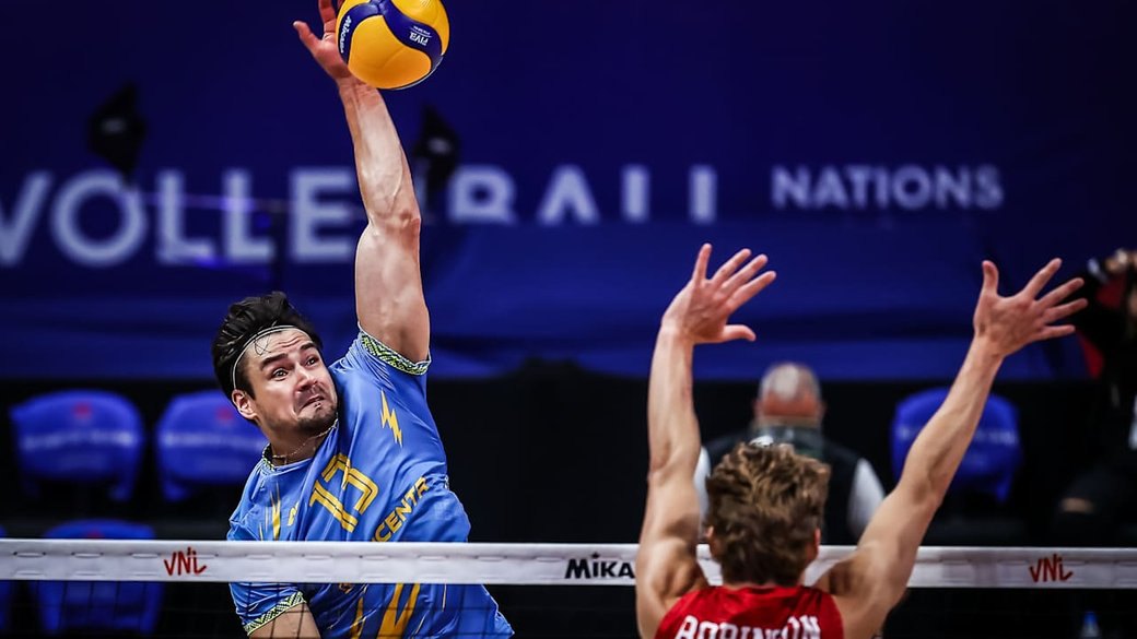 Василь Тупчій виконує удар