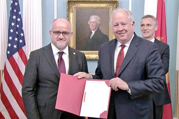 Дарманович и Шеннон с документом о ратификации Североатлантического договора