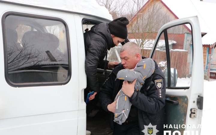 На Чернігівщині із прифронтового села евакуювали родину із шістьма дітьми