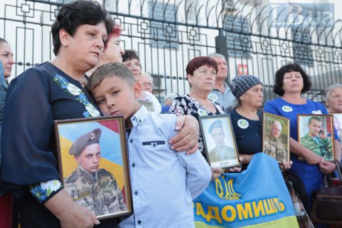 В Киеве возле посольства РФ прошла акция "Время не лечит"