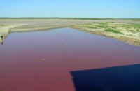 В Техасе озеро окрасилось в красный цвет