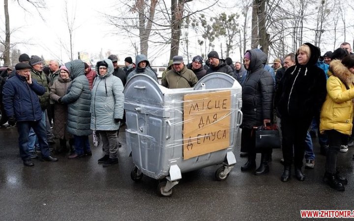 МОЗ відреагував на дії мітингарів на Житомирщині, які кинули керівника лікарні у сміттєвий бак