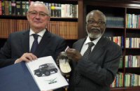 Россия подарила первому президенту Намибии парадный УАЗ