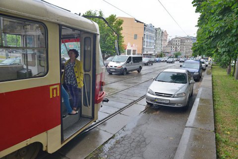 В Киеве на Оболони трамвай переехал пешехода