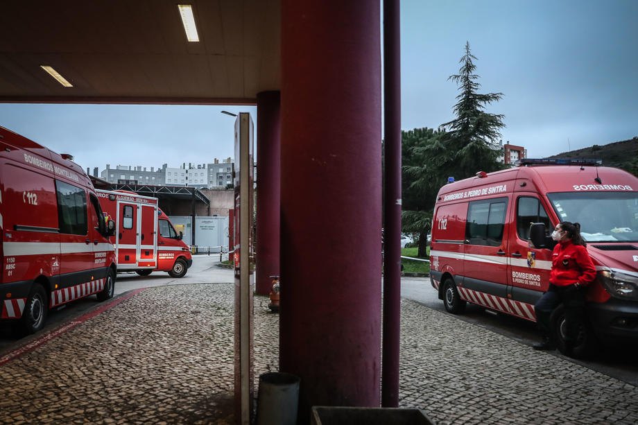 Черга зі швидких, що перевозять пацієнтів з COVID-19, біля лікарні в Лісабоні, 27 січня 2021 р.