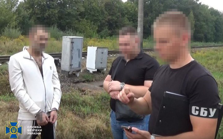 СБУ і Нацпол затримали паліїв відділень Укрпошти і релейних шаф Укрзалізниці