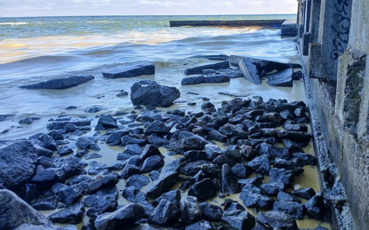 Ще й олія. Що сталося з Чорним морем після обстрілу терміналів із соняшниковою олією 