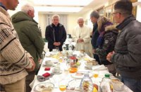 Папа Франциск у день 80-річчя поснідав з бездомними