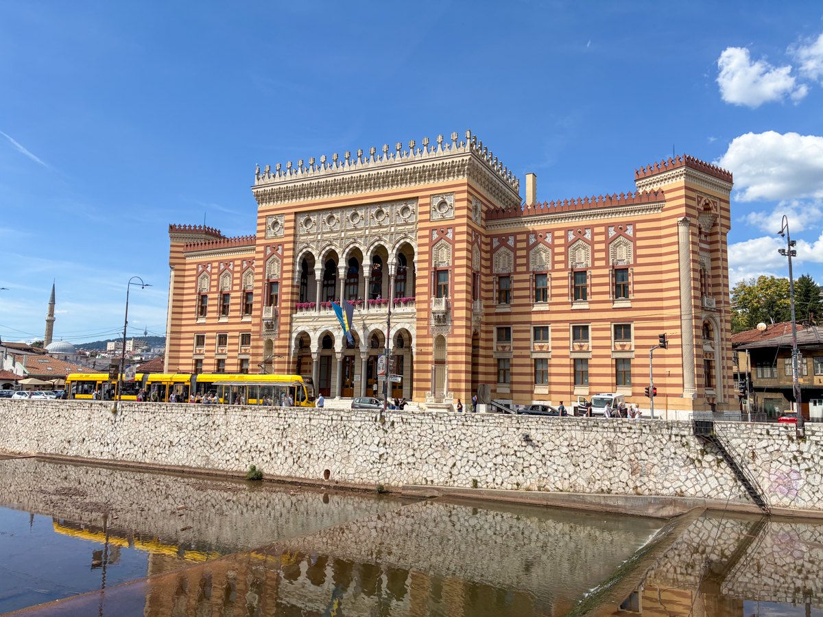 Вічниця Сараєво (сіті-холл)