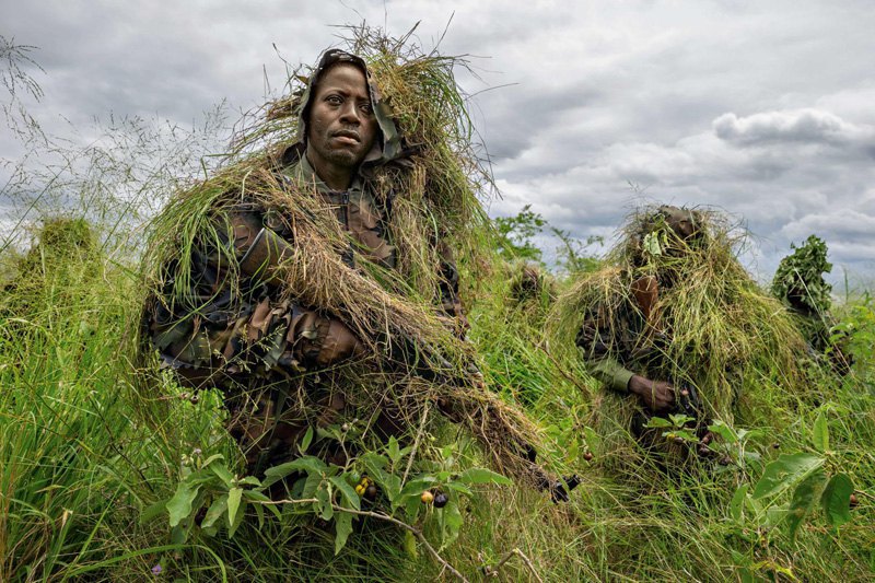 Смотрители национального парка Вирунга проходят военную подготовку из-за постоянной угрозы нападения боевиков, Демократическая
Республика Конго.