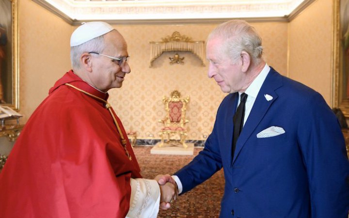 Король Чарльз прибув до Ватикану, де проведе спільну молитву з Папою Римським