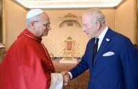 Король Чарльз прибув до Ватикану, де проведе спільну молитву з Папою Римським