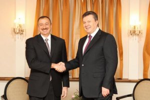 Президенты Украины и Азербайджана обменялись орденами