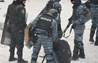 Азаров заявил в Швейцарии, что милиция на Грушевского минимально использует силу
