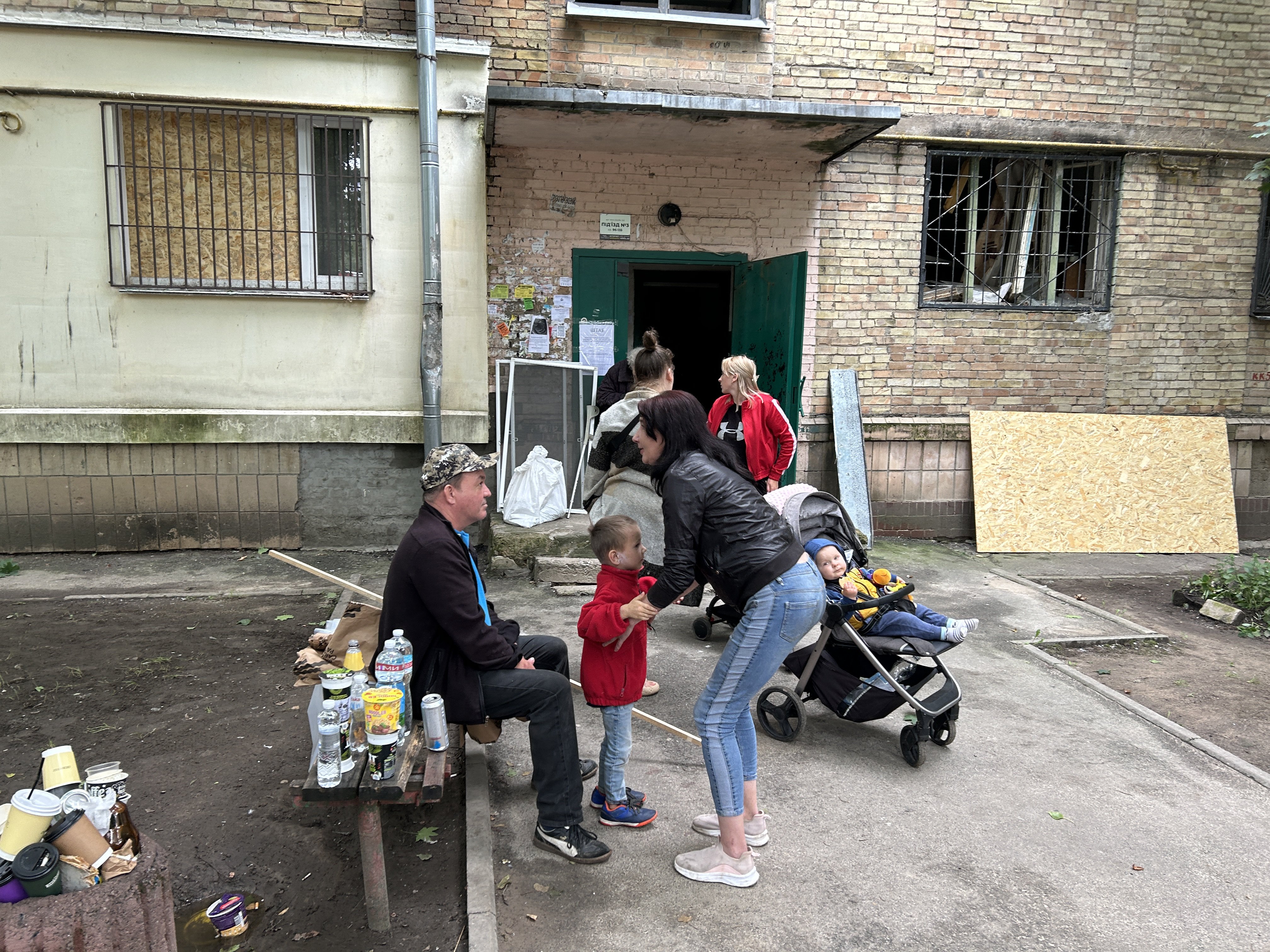 Пані Олена з дитиною