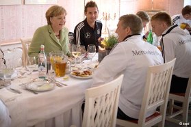 Меркель "завітала на вогник" збірної Німеччини