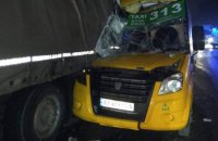 Под Киевом маршрутка с пассажирами врезалась в фуру 